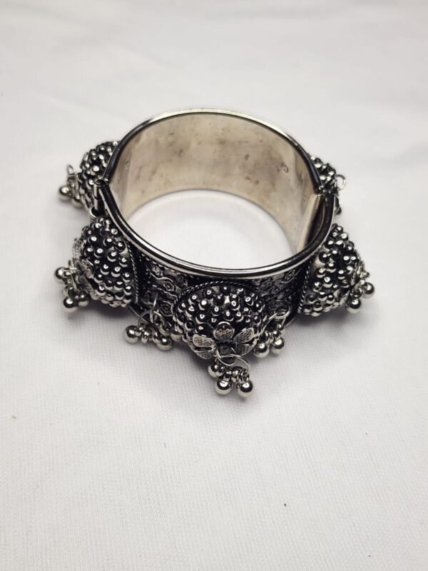 Black Metal Bracelet For Ladies - Image 3